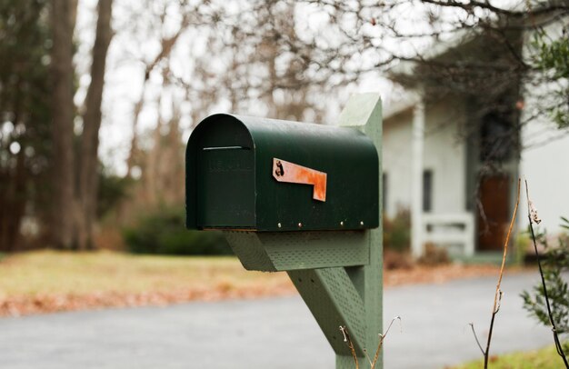 写真 コミュニケーションと接続を象徴する郊外の家の外のメールボックス