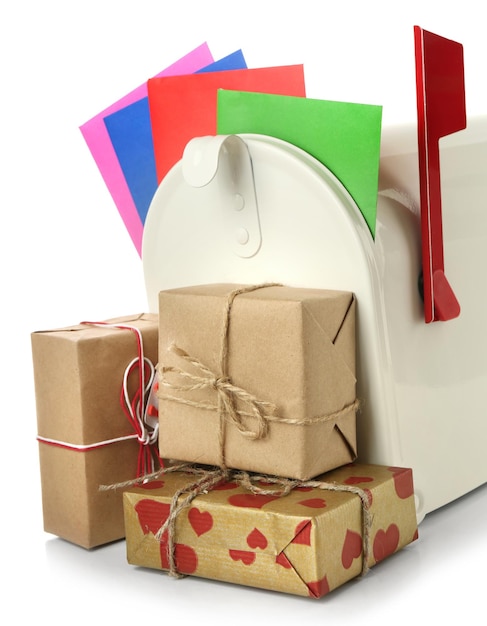 Почтовый ящик с подарочными коробками и корреспонденцией, изолированной на белом