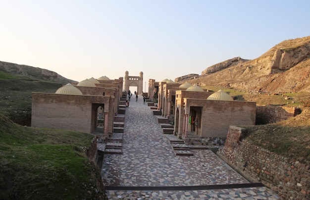 главная аллея Гиссарской крепости Таджикистан