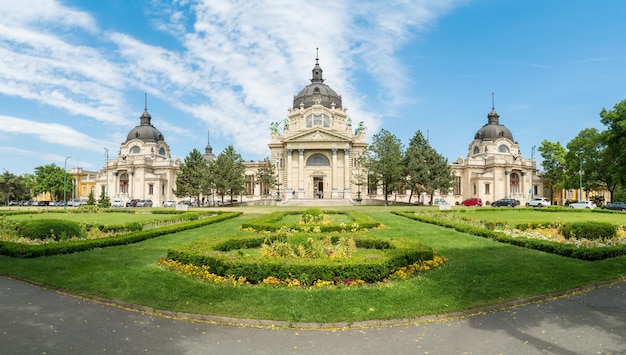 부다페스트에서 가장 인기 있는 헝가리 온천 단지이자 스파 트리트먼트 중 하나인 Szechenyi Baths 정문