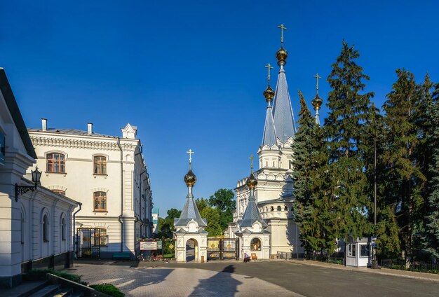 Foto l'ingresso principale del territorio della lavra di svjatogorsk in ucraina in una soleggiata mattina d'estate