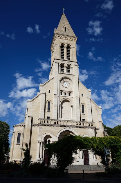 フランス、サントゥアンのノートルダムデュロザレ教会の正面ファサード 1898 年から 1903 年の間に建てられました。