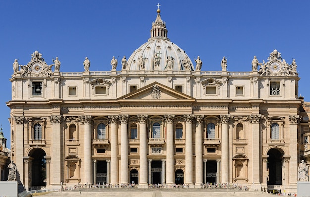 Foto facciata principale di san pietro nel vaticano