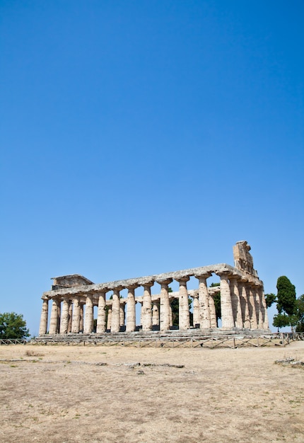 오늘날 이 유적지의 주요 특징은 기원전 6세기 전반부로 거슬러 올라가는 도리스 양식의 3개 주요 사원의 서 있는 유적입니다.