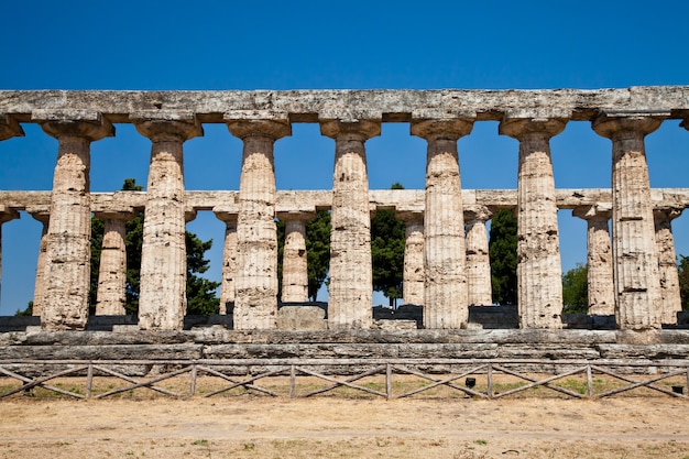 Le caratteristiche principali del sito oggi sono i resti in piedi di tre importanti templi in stile dorico, risalenti alla prima metà del vi secolo a.c.