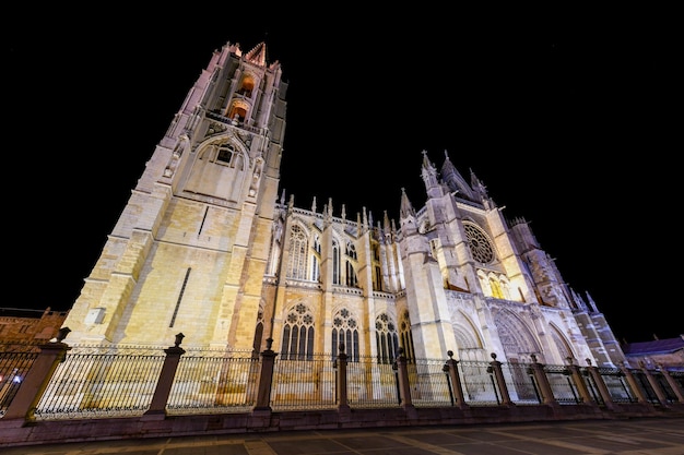 Главный готический фасад Леонского собора вечером в Испании