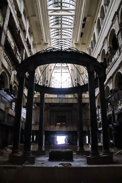 Photo main hall with elevators in the dilapidated abandoned hotel severnaya korona