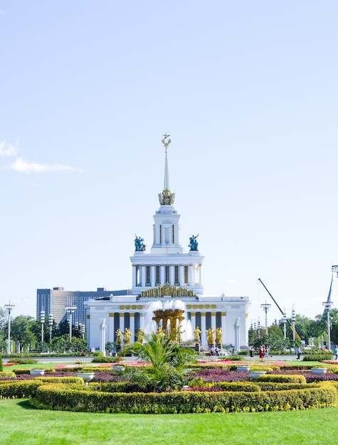 Главный павильон памятника ВДНХ в Москве