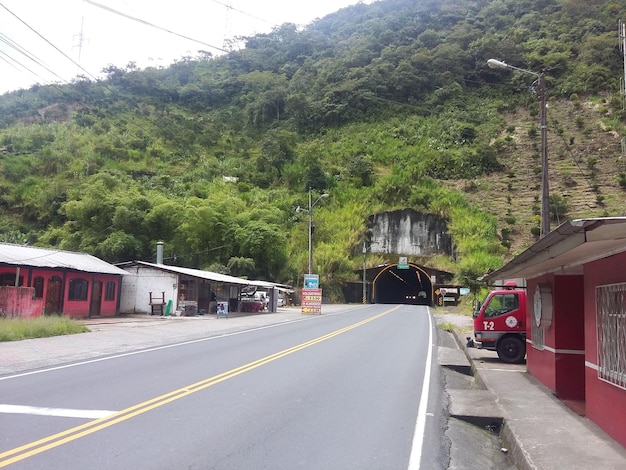 バノスの小さな町を通る小さな町の石の道を通る幹線道路