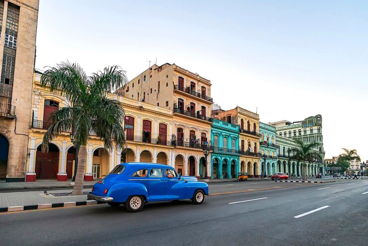 Photo main street paseo marti marti promenade in front of iconic old colorful colonial houses in havana vieja old havana