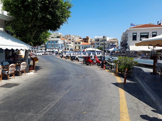 Strada principale con ristoranti a agios nikolaos