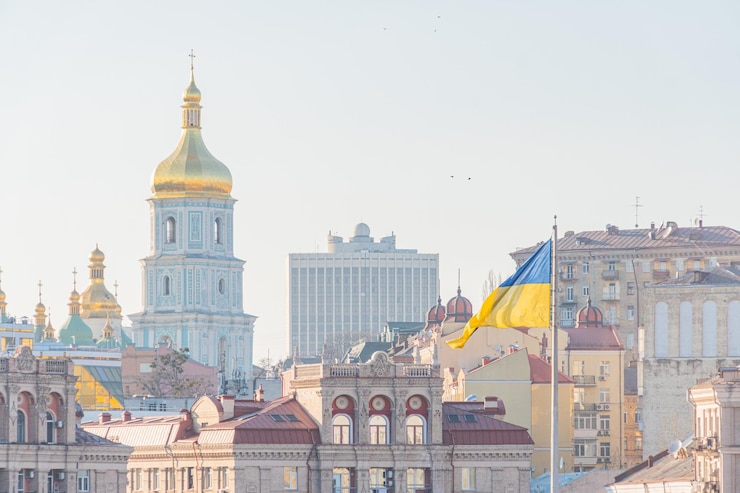 Фотография основные символы украины - флаг украины и храм украинской православной церкви святой софии киевской на фоне киевская украинская 05042024
