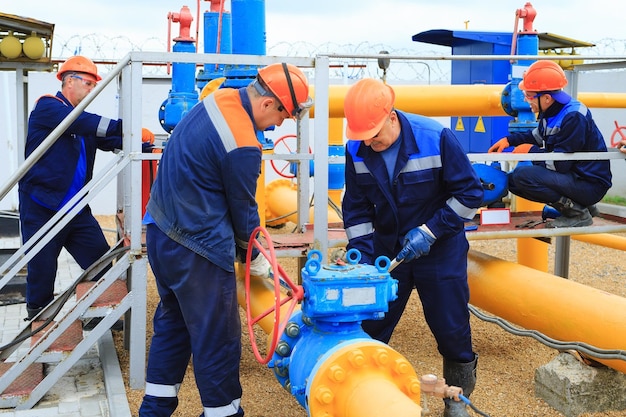 Foto manutenzione del gasdotto uno specialista controlla il gasdotto