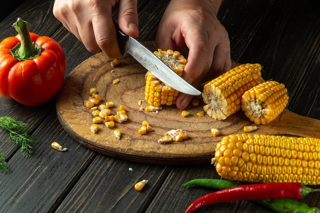 Maïs is een prima dieetontbijt of lunch Werkomgeving aan de keukentafel