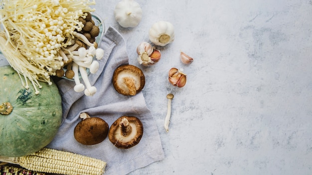 Foto maïs; kalebas; champignons en knoflook op het aanrecht van de keuken