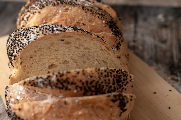 Maïsbrood gesneden op de snijplank