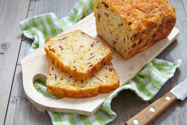 Maïsbroodbrood met spek en cheddarkaas