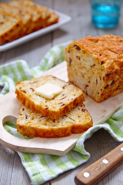 Maïsbroodbrood met spek en cheddarkaas