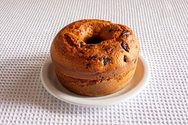 Maïscake met maïsmeel op ontbijttafel.