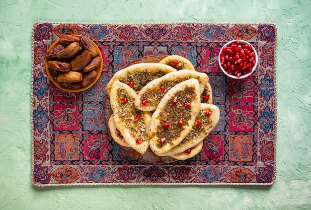 Foto maïscakes met kruiden. tortilla's.