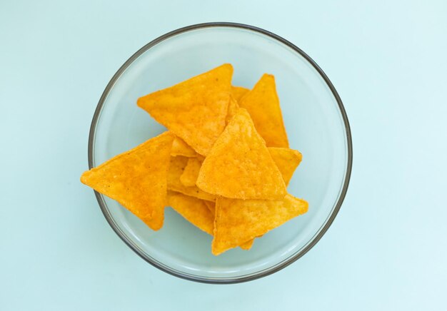 maïschips met kaas in een glazen bord bovenaan