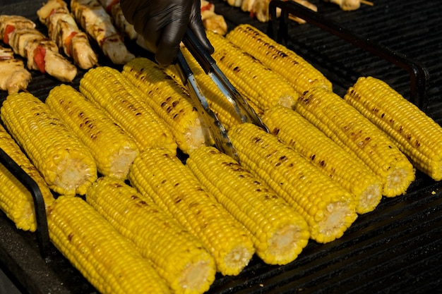 Maïskolf grillen. Straatvoedselfestival. Selectieve aandacht.