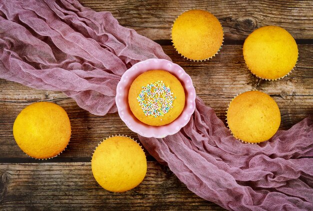 Maïsmuffins op rustieke houten tafel. Bovenaanzicht.