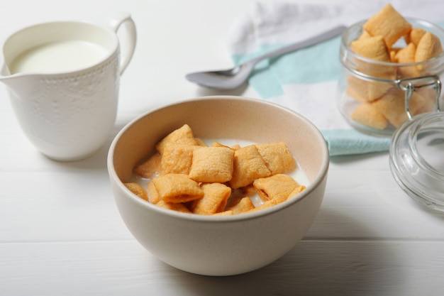 Maïspads met melk voor het ontbijt op de tafelclose-up