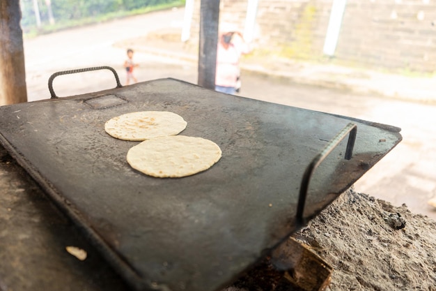 Maistortilla's op een metalen bakplaat Latijns-Amerikaanse keuken