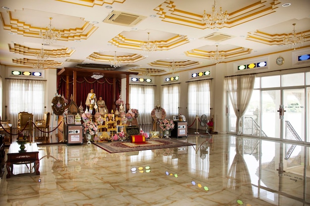 Majesteit Koning Phrabat Somdet Phra Paraminthra Maha Chulalongkorn Phra Chulachomklao Chao Yu Hua Rama V of Kings Piya-standbeeld in Wat Ku of Phra Nang Rua Lom-tempel op 7 mei 2023 in Nonthaburi, Thailand