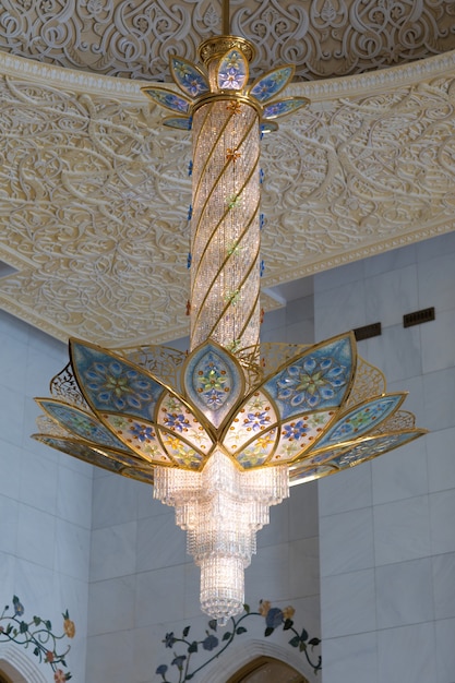 Foto maestoso lampadario arabo nella moschea