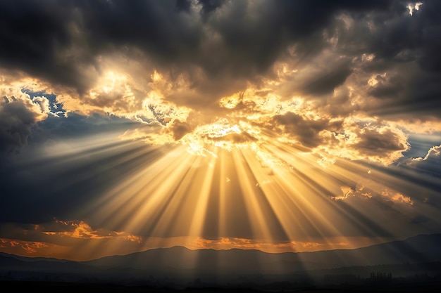 雲 を 突破 する 壮大な 太陽 の 光