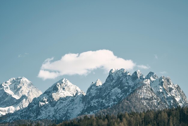 Photo majestic dolomites covered with snow and ice in the sunset glow trekking and tourism natural background nature masterpiece with towering snowcapped peaks and a tranquil forest