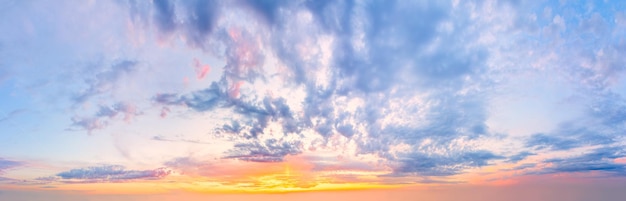 Maestoso sfondo del cielo al tramonto dell'alba dolce con nuvole leggere e colorate