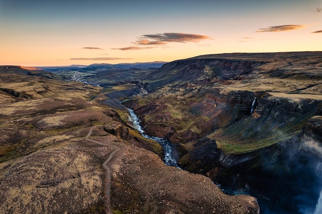 Величественный водопад Хайфосс в центре горной местности летом на юге Исландии