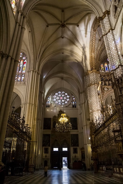 Interno maestoso della cattedrale di toledo, spagna. dichiarato patrimonio dell'umanità dall'unesco