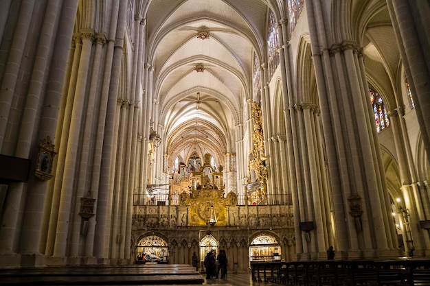 Величественный интерьер собора Толедо, Испания. Объявлен объектом Всемирного наследия ЮНЕСКО
