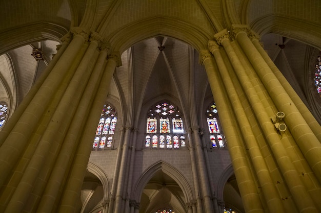 스페인 톨레도 대성당의 장엄한 내부. 유네스코가 지정한 세계문화유산