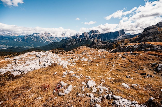 Foto maestoso paesaggio dell'autunno rosso alpino cinque torri passo falzarego tofana meraviglioso scenario naturale escursionistico nelle dolomiti italiane vicino a cortina d'ampezzo