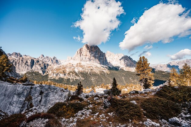 고산 붉은 가을의 장엄한 풍경 Cinque Torri Passo Falzarego Tofana Cortina d'Ampezzo 근처 백운석 이탈리아의 멋진 하이킹 자연 경관