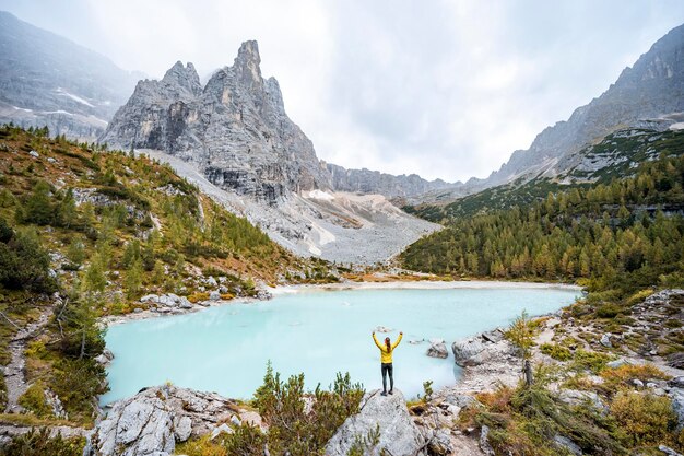 カラフルなカラマツと高い山々を持つドロミテ湖ソラピスの雄大な風景コルチナ・ダンペッツォ近くのドロミテ・イタリアの素晴らしいハイキング自然の風景