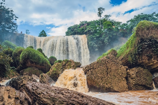 ベトナム、ダラット、ラムドン県の夏の象の滝の雄大な風景