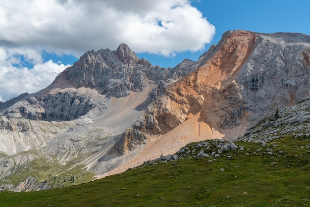 Photo majestic landscape in the mountains dolomites italy alps trails in the mountains beautiful rocks and clouds beauty of nature famous tourist place high mountains summer rocks