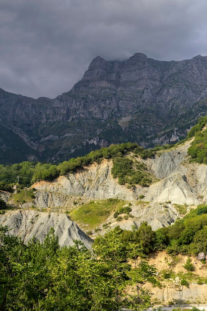 흐린 날 지역 Tzoumerka Epirus 그리스의 장엄한 산