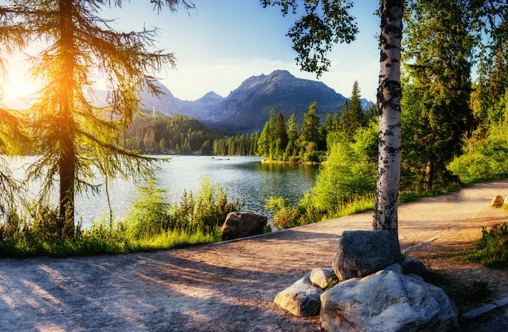 Photo majestic mountain lake in national park high tatra. strbske ples