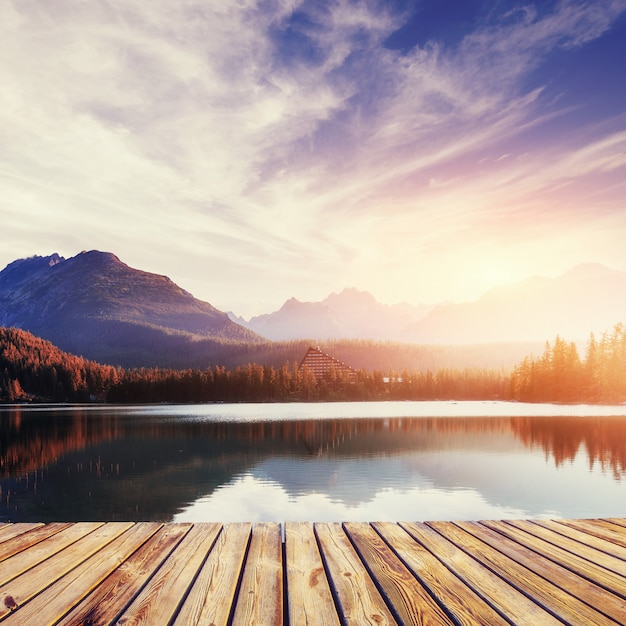 Foto maestoso lago di montagna nel parco nazionale alti tatra.