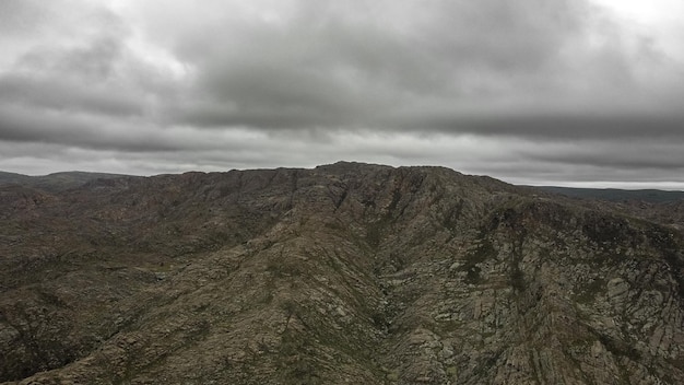 Величественный горный пейзаж в Кордове, Аргентина, захватывающее место для искателей приключений