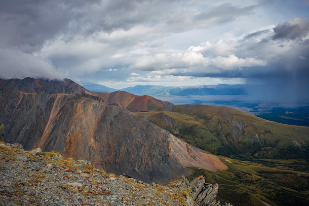 写真 展望台から広がる雄大な山の風景山頂と荒れ模様の空のパノラマ