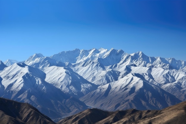 눈 인 산꼭대기와 은 파란 하늘을 가진 웅장한 산맥은 생성 AI로 만들어졌습니다.