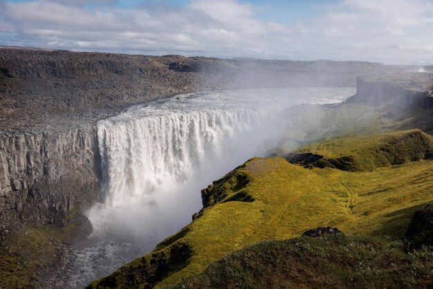 Величественная радуга над водопадом Деттифосс в Исландии в весенний день